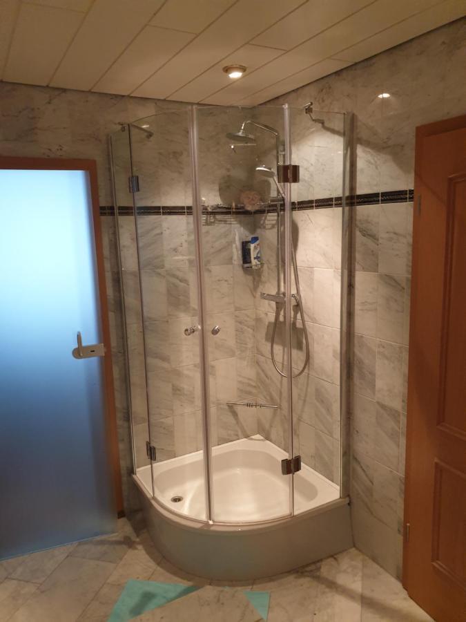 Wohnung Fuer 4 Personen, 2 Schlafzimmer, 2 Parkplaetze, Wlan Konstanz Bagian luar foto